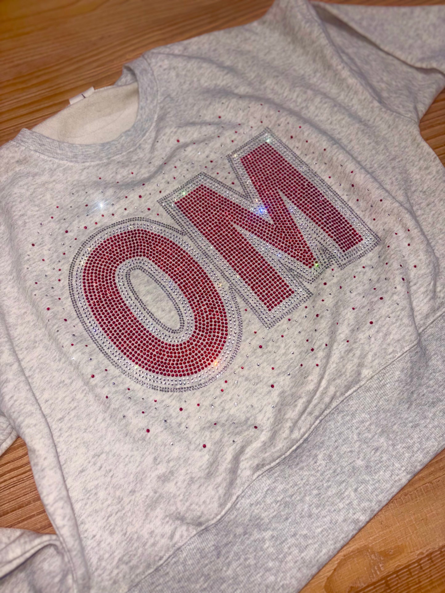 OM CREWNECK